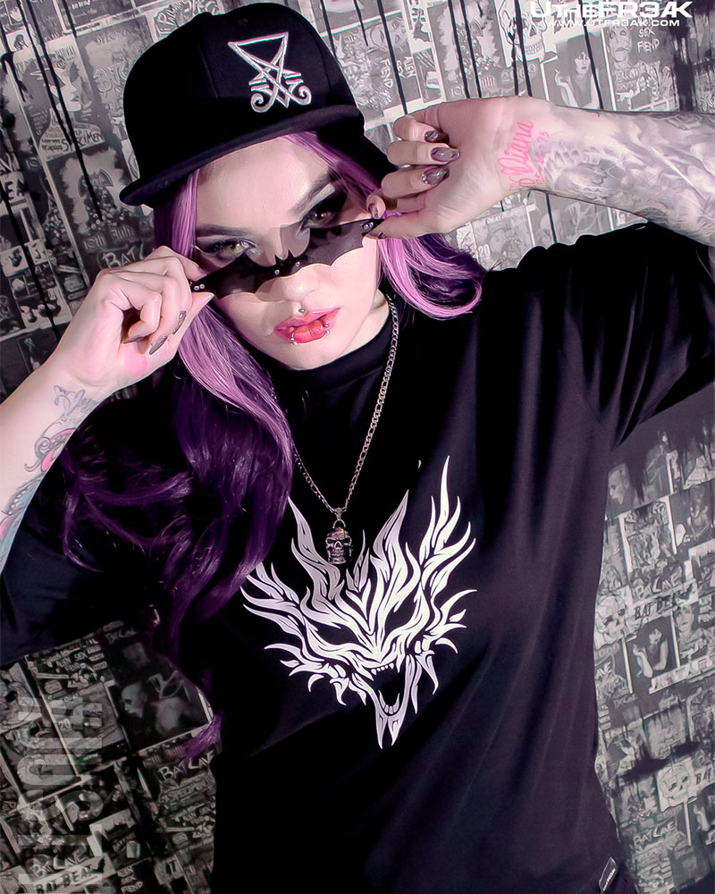 Persona con cabello morado y tatuajes.