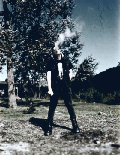 Joven con humo en el aire