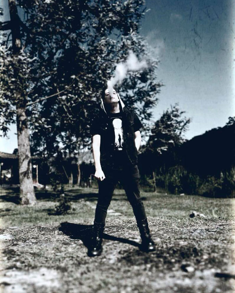 Joven con humo en el aire