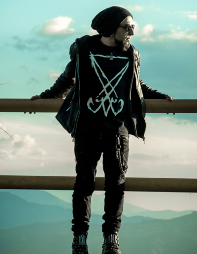 Joven con estilo alternativo en paisaje