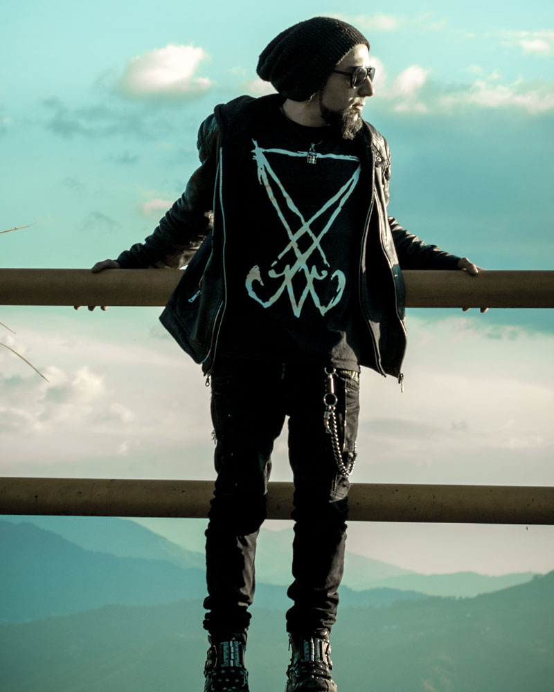 Joven con estilo alternativo en paisaje