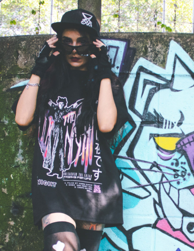 Joven con camiseta y gorra negra.