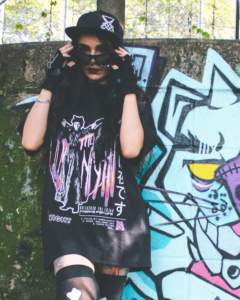 Joven con camiseta y gorra negra.