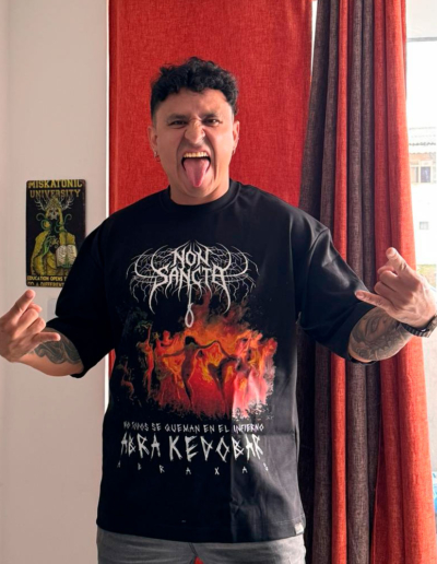 Persona con camiseta negra artística.