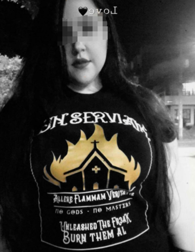 Camiseta negra con diseño llamativo.