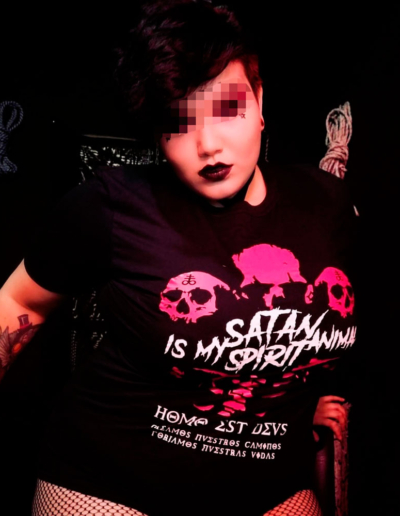 Camiseta con mensaje oscuro y gráfico.