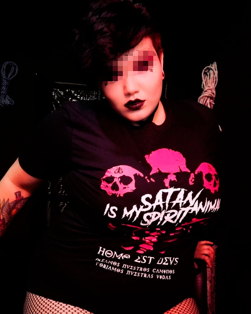 Camiseta con mensaje oscuro y gráfico.