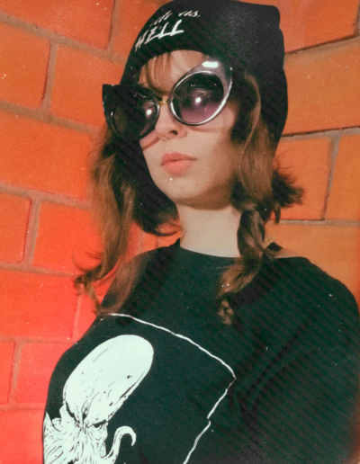 Persona con camiseta oscura y gorra