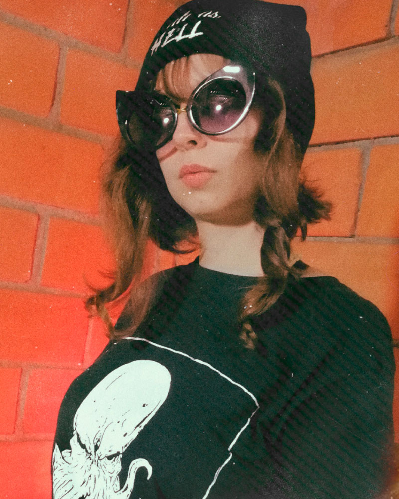Persona con camiseta oscura y gorra